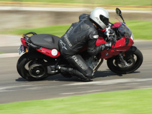 Un seguro de moto y precaución en la carretera pueden evitarte un disgusto