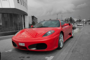 El seguro de coche de un vehículo rojo no es más caro