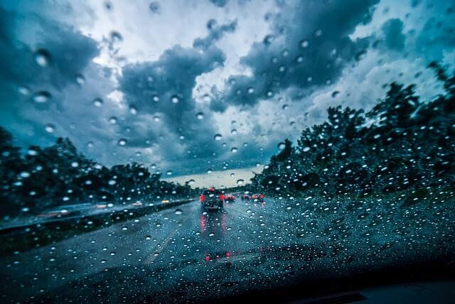  En condiciones de lluvia, el acquaplanning es un riesgo al conducir