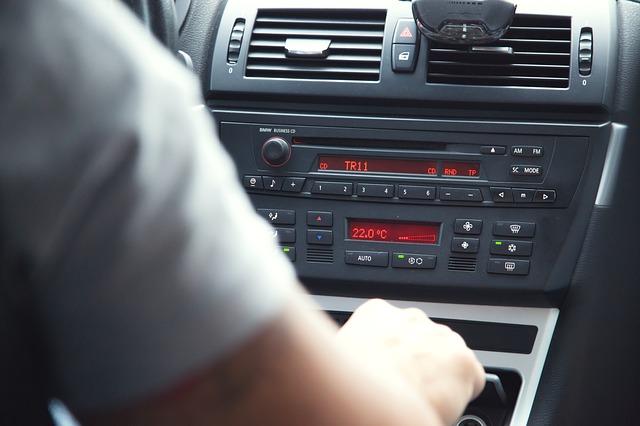 Lo menos seguro es conectarse a Internet al volante 