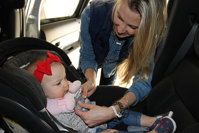 Niños seguros en el coche con su sillita