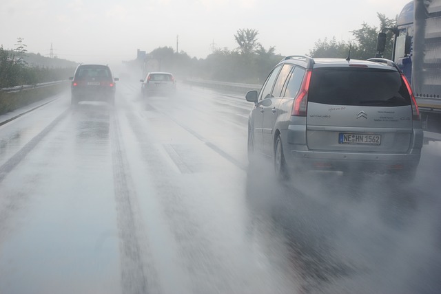 seguros y coches bajo la lluvia