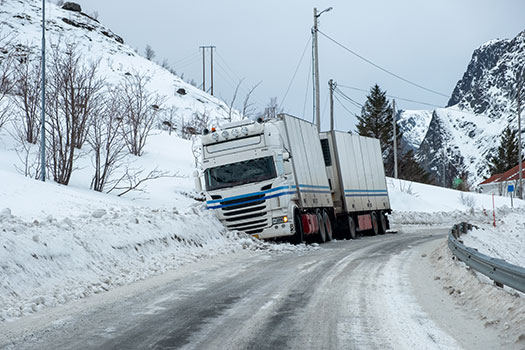 accidente de camion - asistencia en carretera para camiones en la nieve