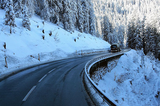 Carreteras de montaña - conducir un camion en invierno