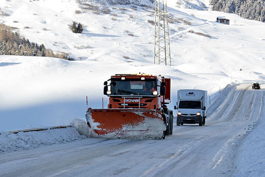 hielo en la carretera - conducir un camion en invierno