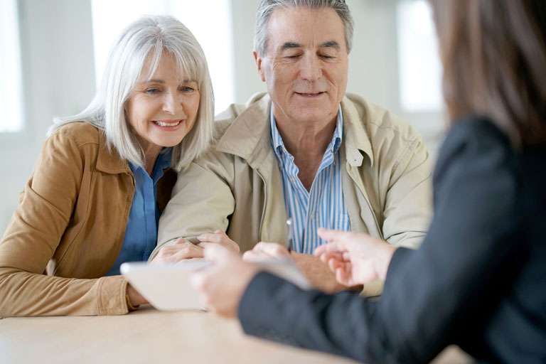 pareja senior eligiendo los mejores seguros de decesos